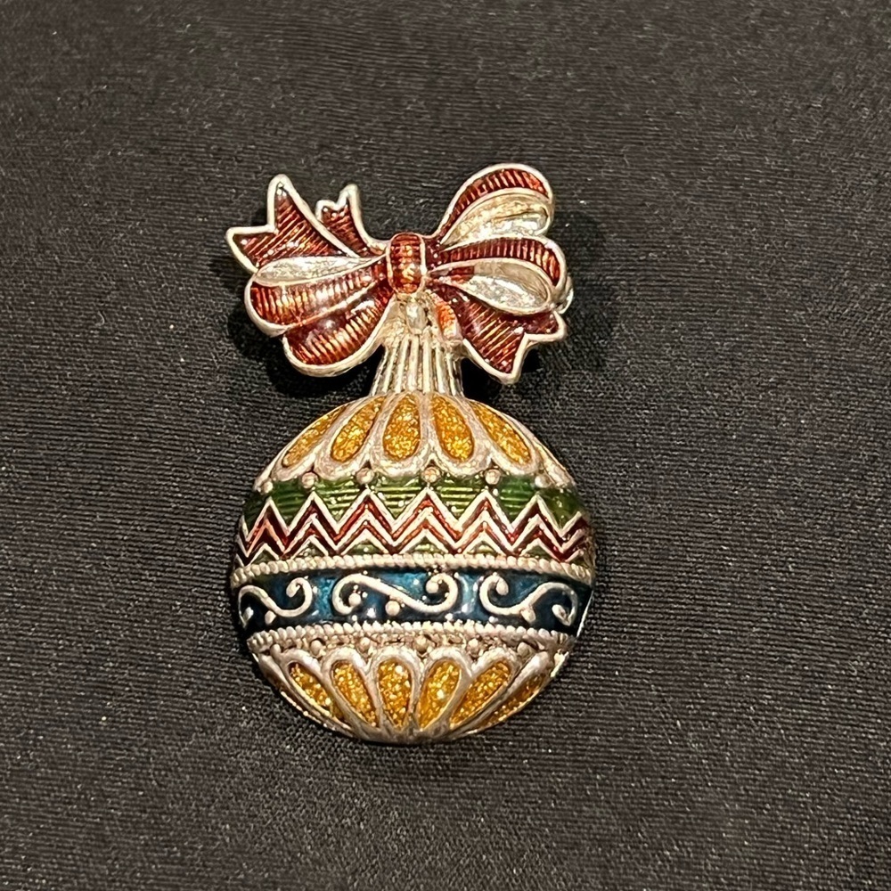Vintage signed NR, Brooch.